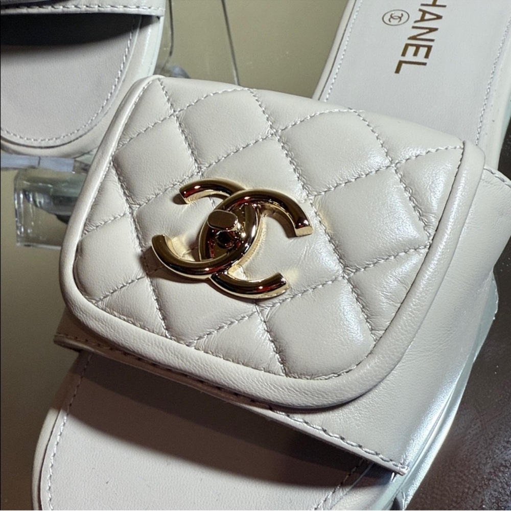 Chanel 25B Turnlock CC Interlocking logo Quilted leather sandals Sz 38.5 - Picture 6 of 15